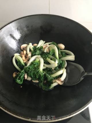 青菜口蘑油面筋的做法步骤：7