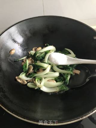 青菜口蘑油面筋的做法步骤：8