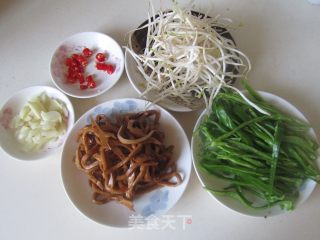青椒豆芽炒千叶豆腐丝的做法步骤：1