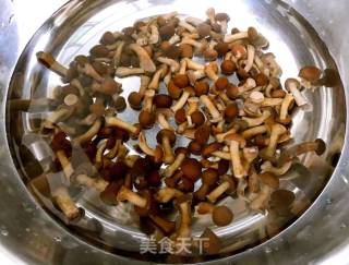 滑子蘑烧土豆的做法步骤：1