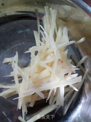 尖椒爆牛肉的做法步骤：2