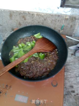 尖椒爆牛肉的做法步骤：7