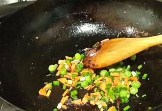 香菇酱炒饭的做法步骤：2