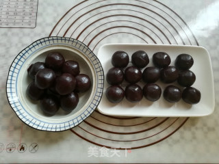 广式红豆沙蛋黄月饼的做法步骤：10
