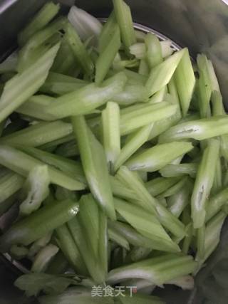 炒芹菜的做法步骤：1