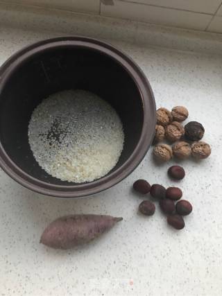 紫薯核桃栗子粥的做法步骤：1