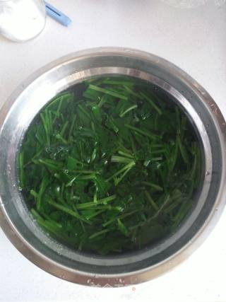 菠菜木耳拌花生米的做法步骤：1