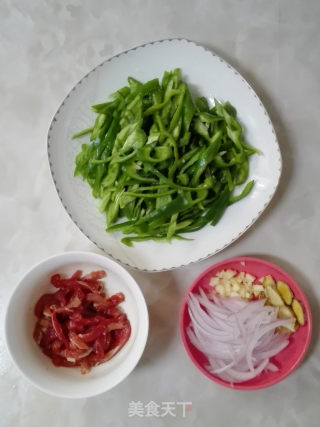 青椒肉丝的做法步骤：2