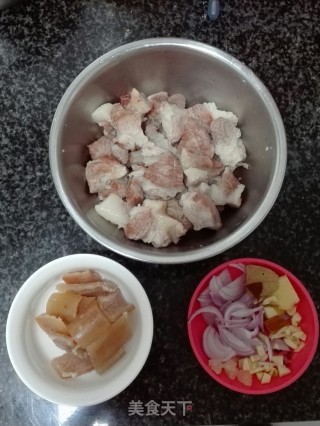 土豆红烧肉的做法步骤：2