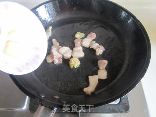 薯片炒肉的做法步骤：3