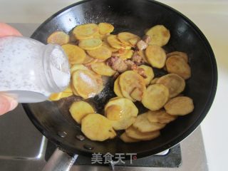 薯片炒肉的做法步骤：7