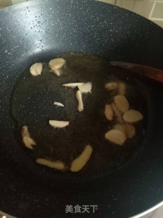 香菇炒肉的做法步骤：4