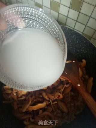 香菇炒肉的做法步骤：7