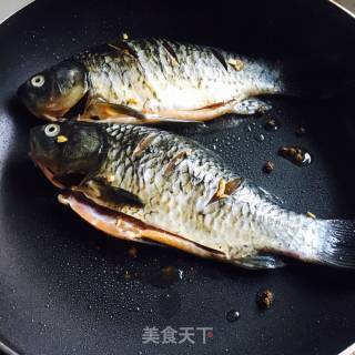 香煎鲫鱼的做法步骤：4