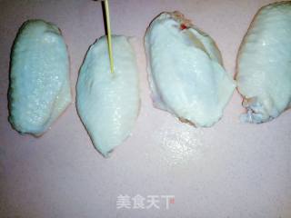 炸鸡翅的做法步骤：1