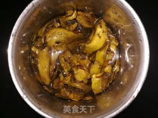 杭椒炒牛肝菌的做法步骤：2