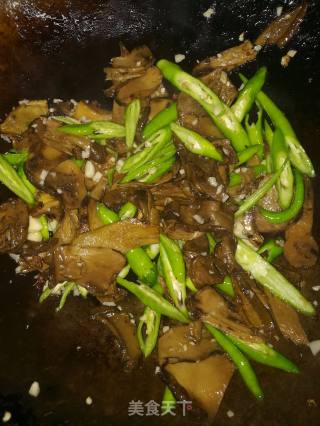 杭椒炒牛肝菌的做法步骤：7