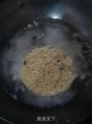 好吃的方便面鸡蛋饼的做法步骤：2