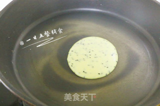芝麻蛋卷 宝宝辅食，鸡蛋+牛奶+熟黑芝麻的做法步骤：6