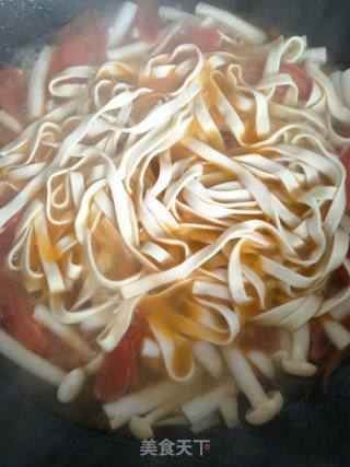 西红柿蘑菇面的做法步骤：3