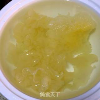 黄冰糖银耳羹的做法步骤：2
