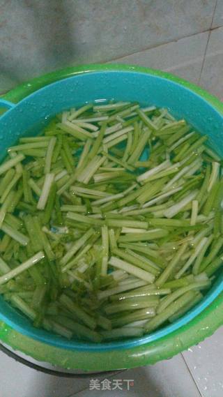 芹菜炒牛肉的做法步骤：1