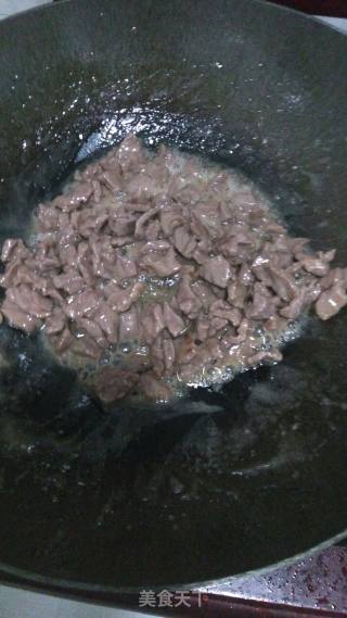 芹菜炒牛肉的做法步骤：2
