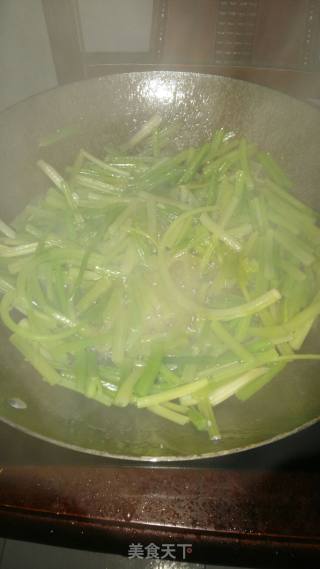 芹菜炒牛肉的做法步骤：3
