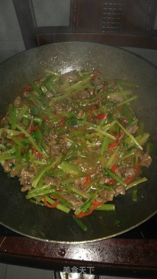 芹菜炒牛肉的做法步骤：4