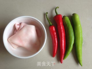 青红椒炒猪皮的做法步骤：1