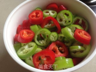 青红椒炒猪皮的做法步骤：3