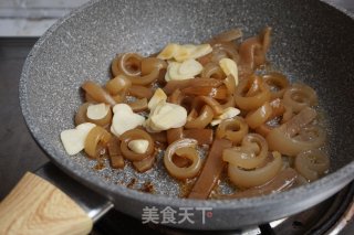 青红椒炒猪皮的做法步骤：6