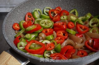 青红椒炒猪皮的做法步骤：7
