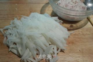 砂锅豆腐肉丸子萝卜汤的做法步骤：2