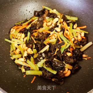 腰果西芹炒木耳的做法步骤：8