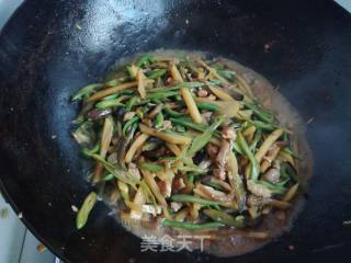 肉丁炒三丝的做法步骤：8