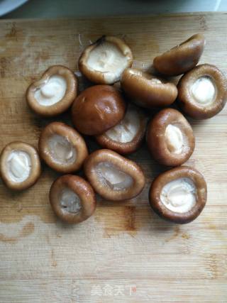 香菇炒青椒的做法步骤：2