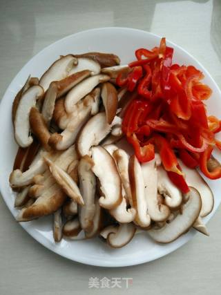 香菇炒青椒的做法步骤：3