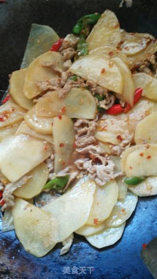 土豆炒肉的做法步骤：2