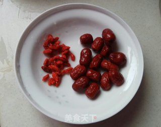 薏米红枣银耳羹的做法步骤：2