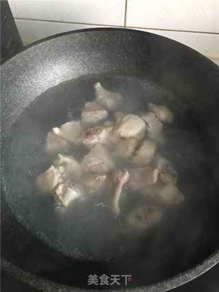 排骨酱焖土豆鸡翅的做法步骤：1