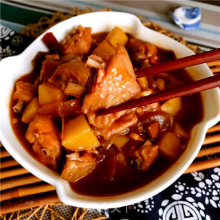 排骨酱焖土豆鸡翅的做法步骤：10