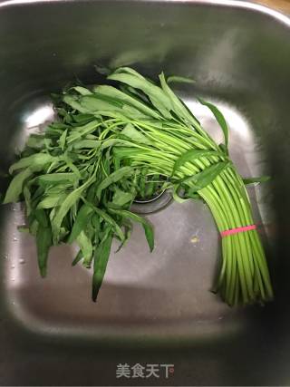 爽口好吃虾皮空心菜的做法步骤：1