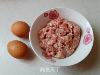 猪肉鸡蛋卷的做法步骤：1