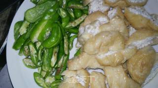 尖椒油豆腐的做法步骤：1