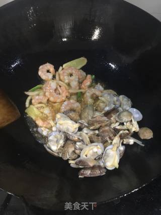 辣炒海鲜的做法步骤：6