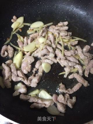 韭菜肉丝炒鸡蛋的做法步骤：4