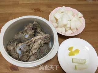 猪骨炖萝卜的做法步骤：1