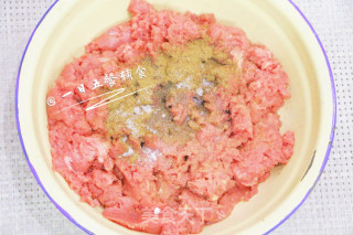 手工牛肉丸 宝宝辅食，Q弹紧实，细嫩弹牙的做法步骤：2