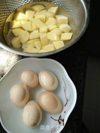 土豆红烧肉的做法步骤：3